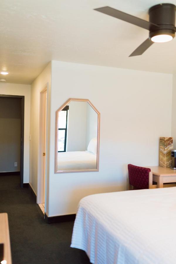 Two Sunsets Hotel Panguitch Exterior photo